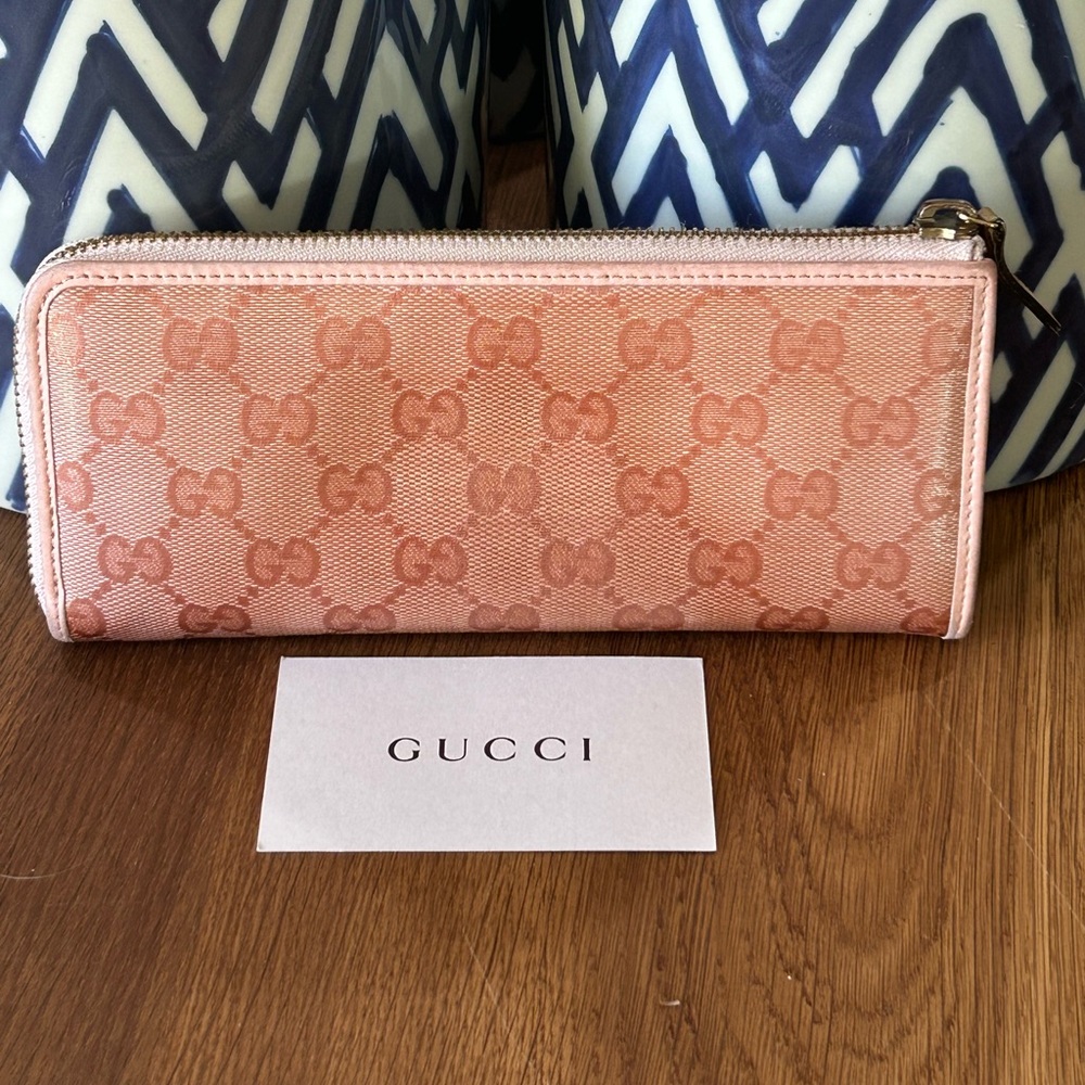 30.Gucci GG Supreme Wallet Authentic Date Code 26897-4276